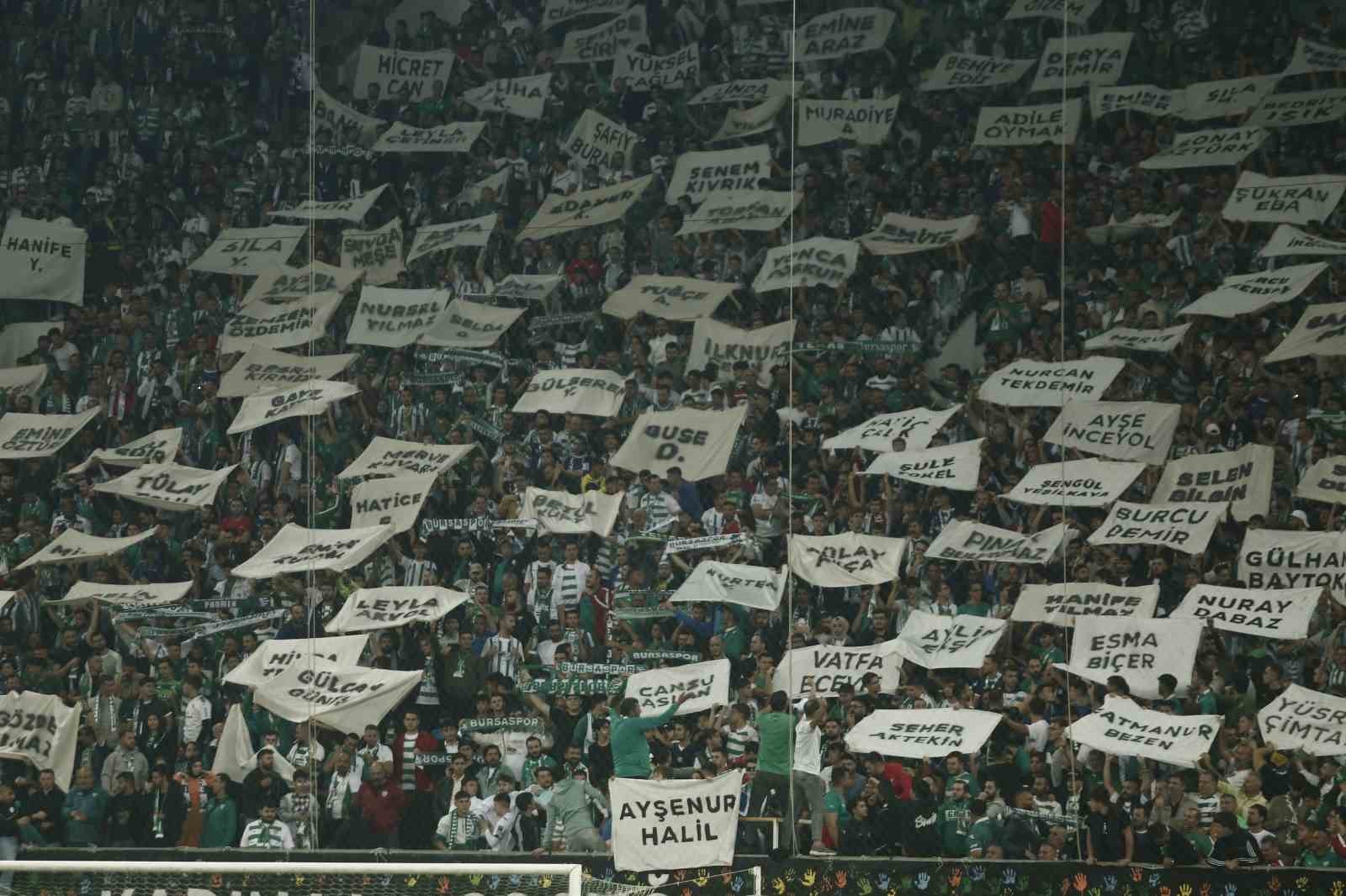 Bursaspor taraftarları öldürülen kadınların isimleri yazılı pankart açtı
