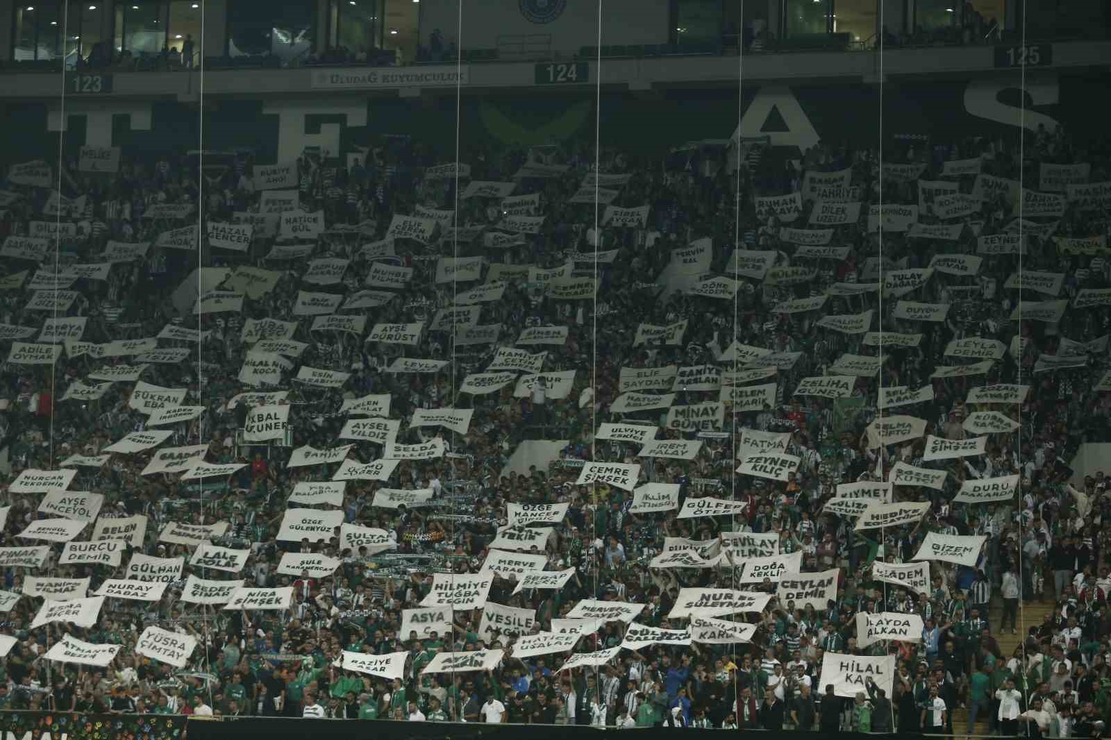 Bursaspor taraftarları öldürülen kadınların isimleri yazılı pankart açtı
