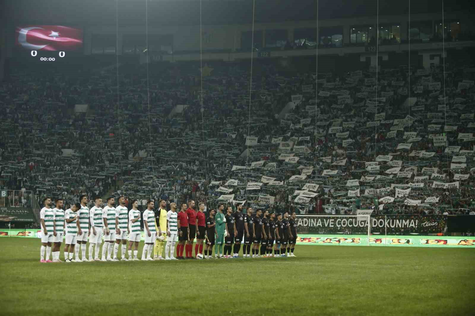 Bursaspor taraftarları öldürülen kadınların isimleri yazılı pankart açtı
