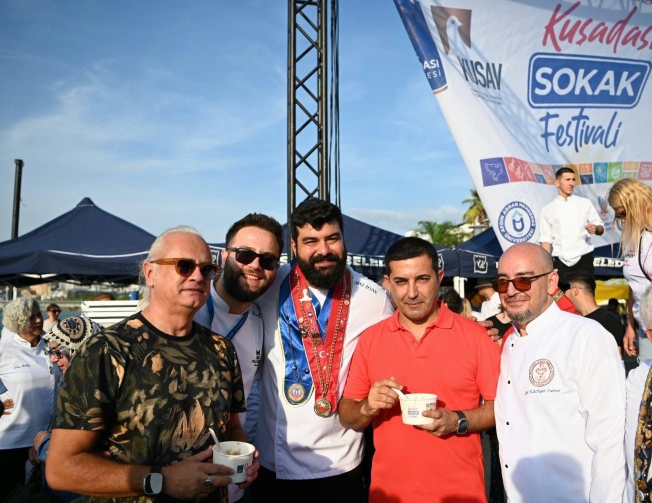 Kuşadası Sokak Festivali 5 bin kişilik keşkek rekoru denemesi ile final yaptı
