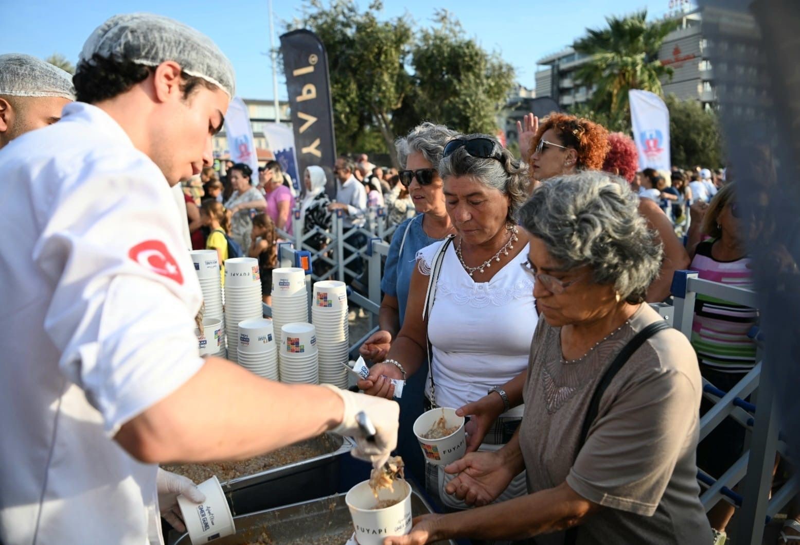 Kuşadası Sokak Festivali 5 bin kişilik keşkek rekoru denemesi ile final yaptı
