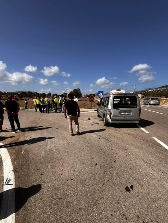 Antalya’da motosiklet ile hafif ticari araç çarpıştı: 2 yaralı
