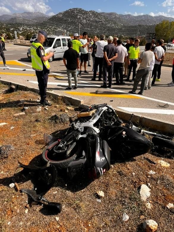 Antalya’da motosiklet ile hafif ticari araç çarpıştı: 2 yaralı
