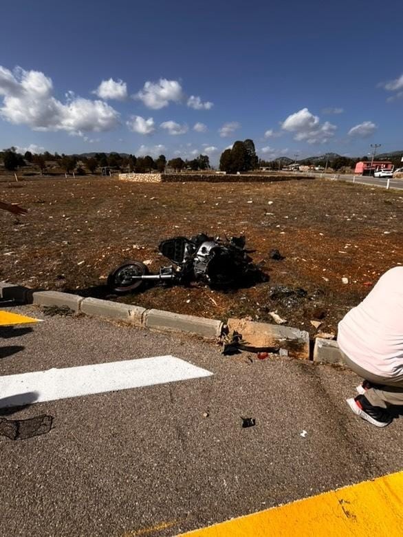 Antalya’da motosiklet ile hafif ticari araç çarpıştı: 2 yaralı
