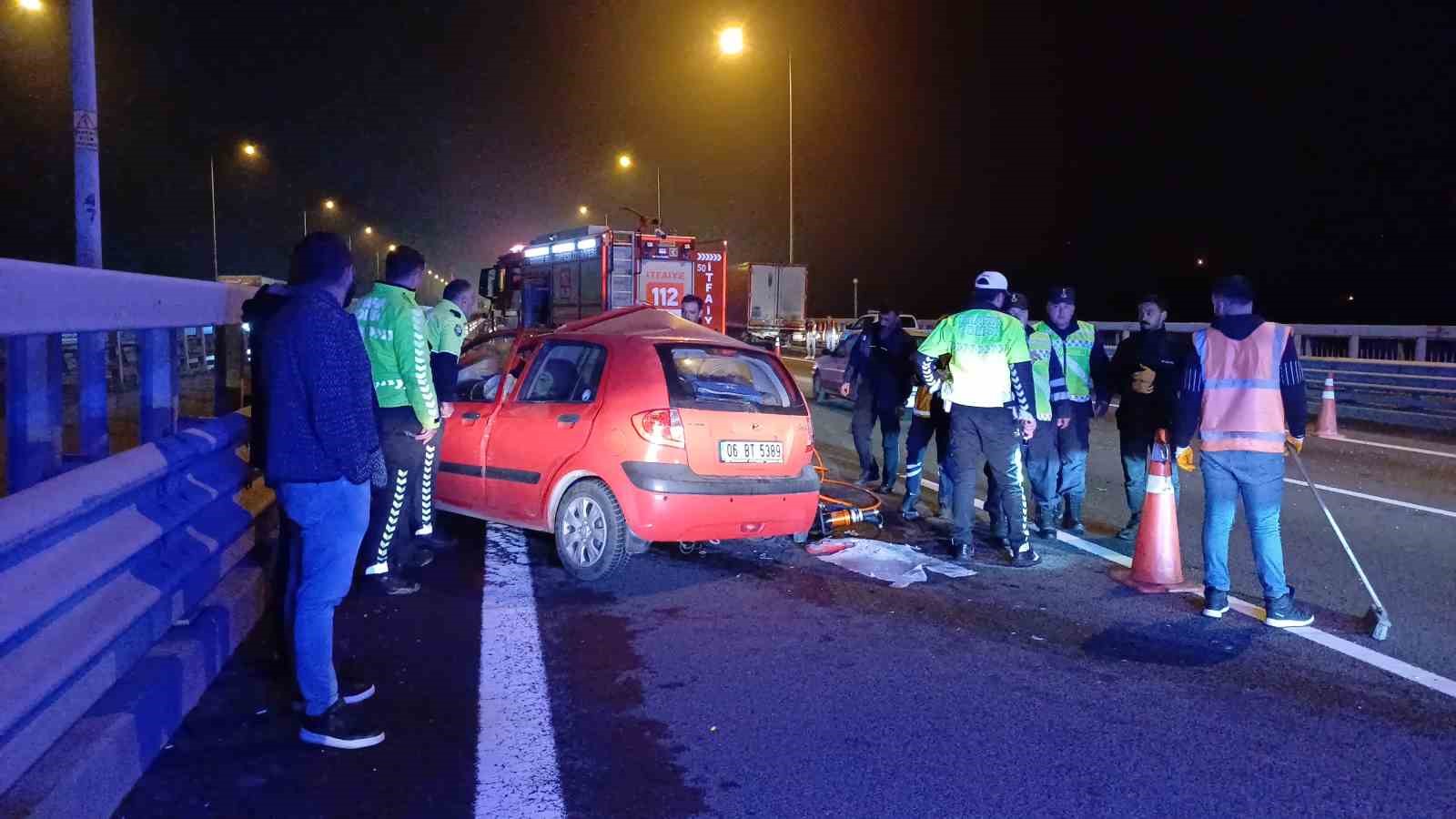 Otoyolda tıra arkadan çarpan otomobil hurdaya döndü: 4 yaralı
