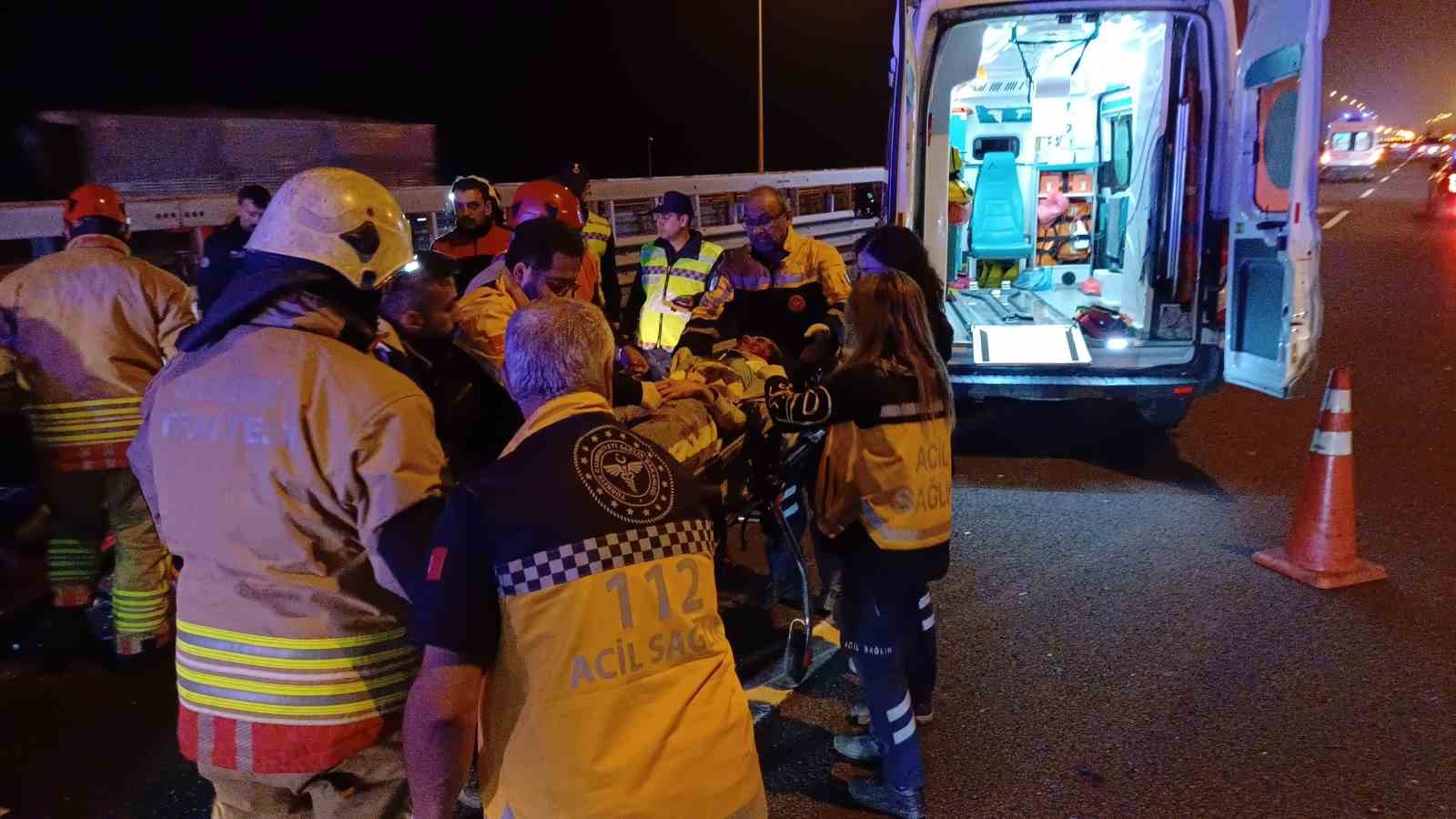 Otoyolda tıra arkadan çarpan otomobil hurdaya döndü: 4 yaralı
