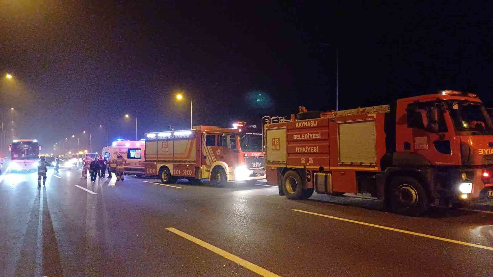 Otoyolda tıra arkadan çarpan otomobil hurdaya döndü: 4 yaralı
