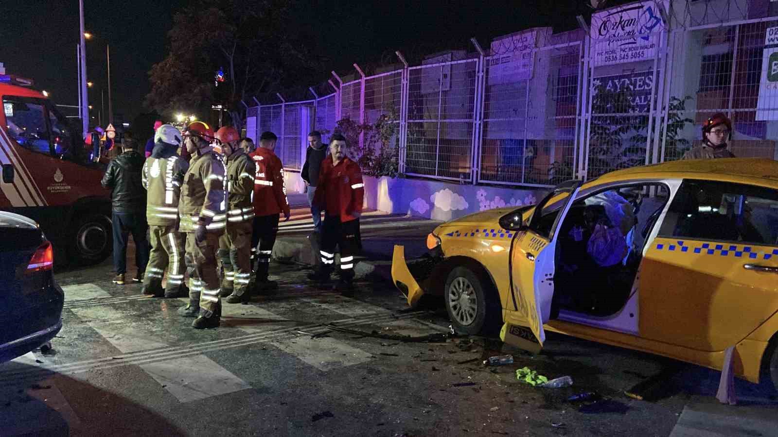 Başakşehir’de kırmızı ışık ihlali yapan taksi otomobille çarpıştı: 10 yaralı
