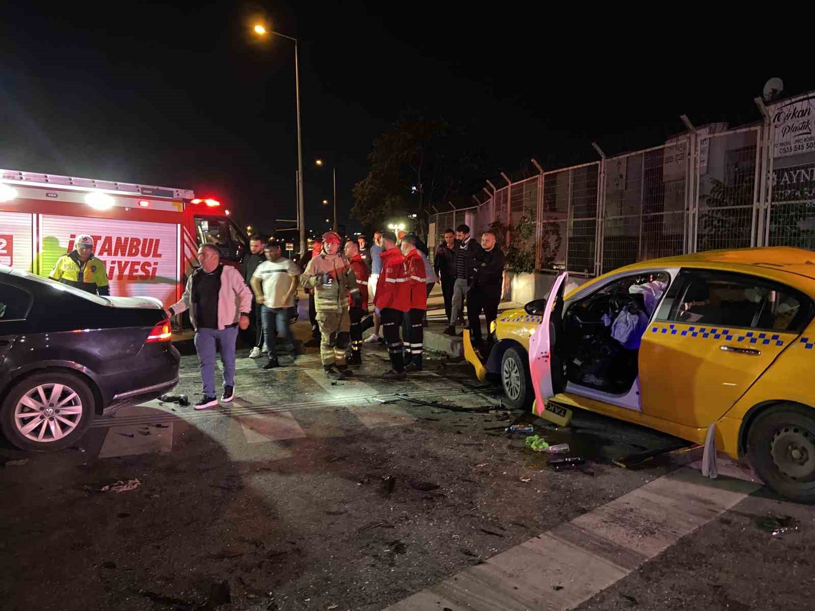 Başakşehir’de kırmızı ışık ihlali yapan taksi otomobille çarpıştı: 10 yaralı
