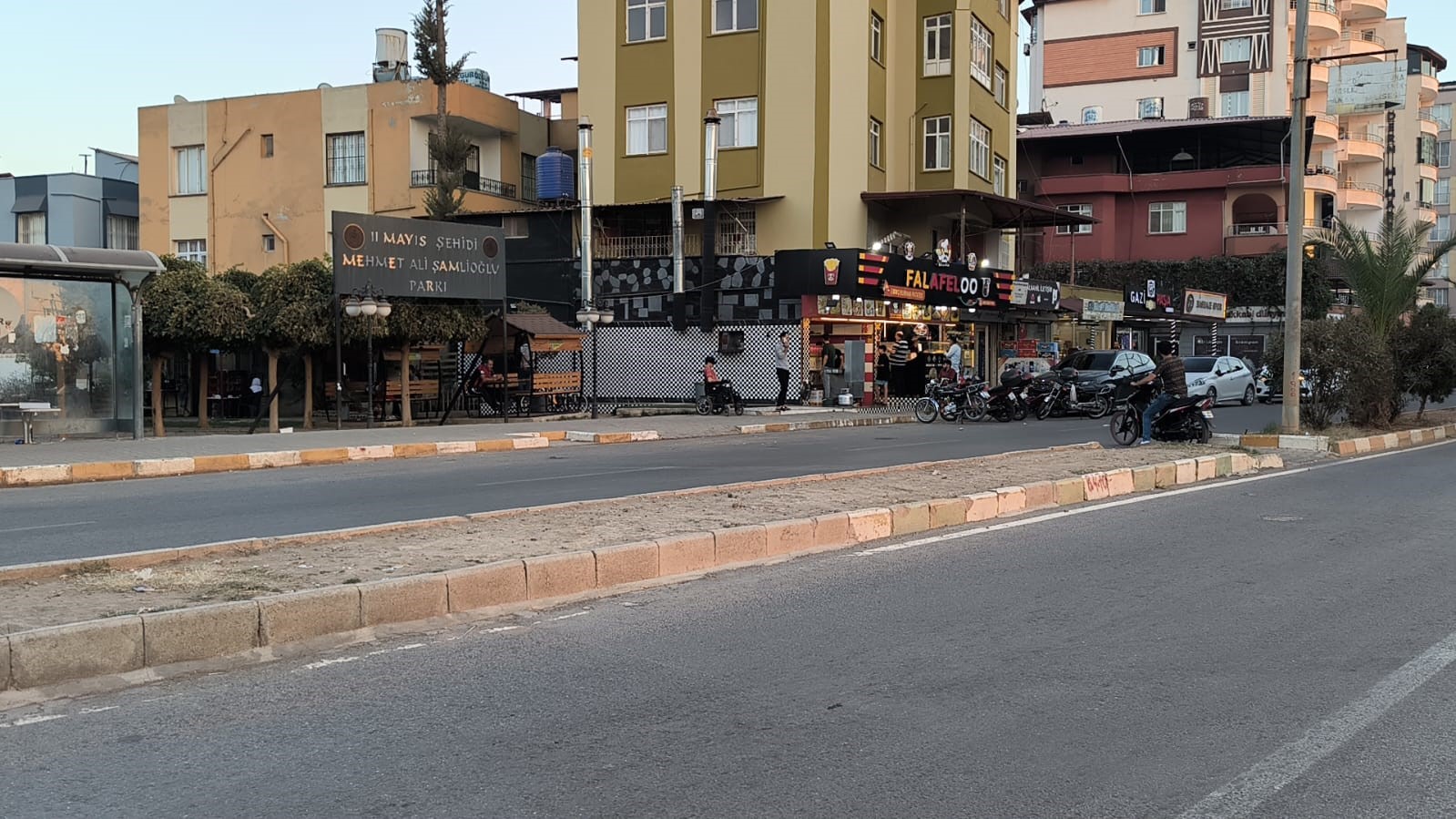 Motosikletin çarptığı yaşlı adamın savrulduğu anlar kamerada
