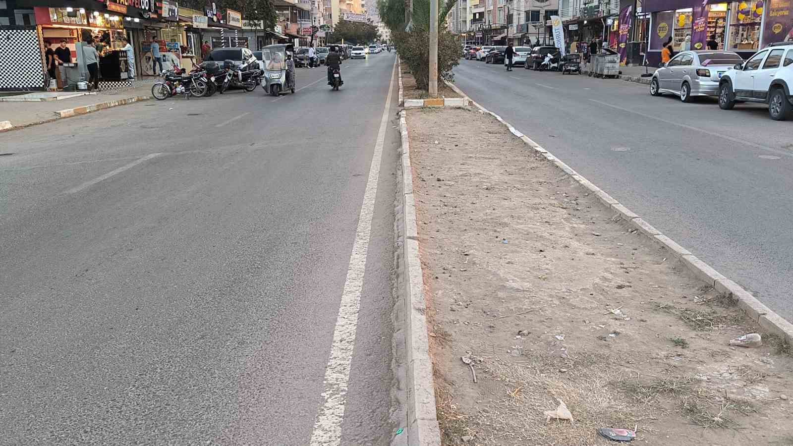 Motosikletin çarptığı yaşlı adamın savrulduğu anlar kamerada
