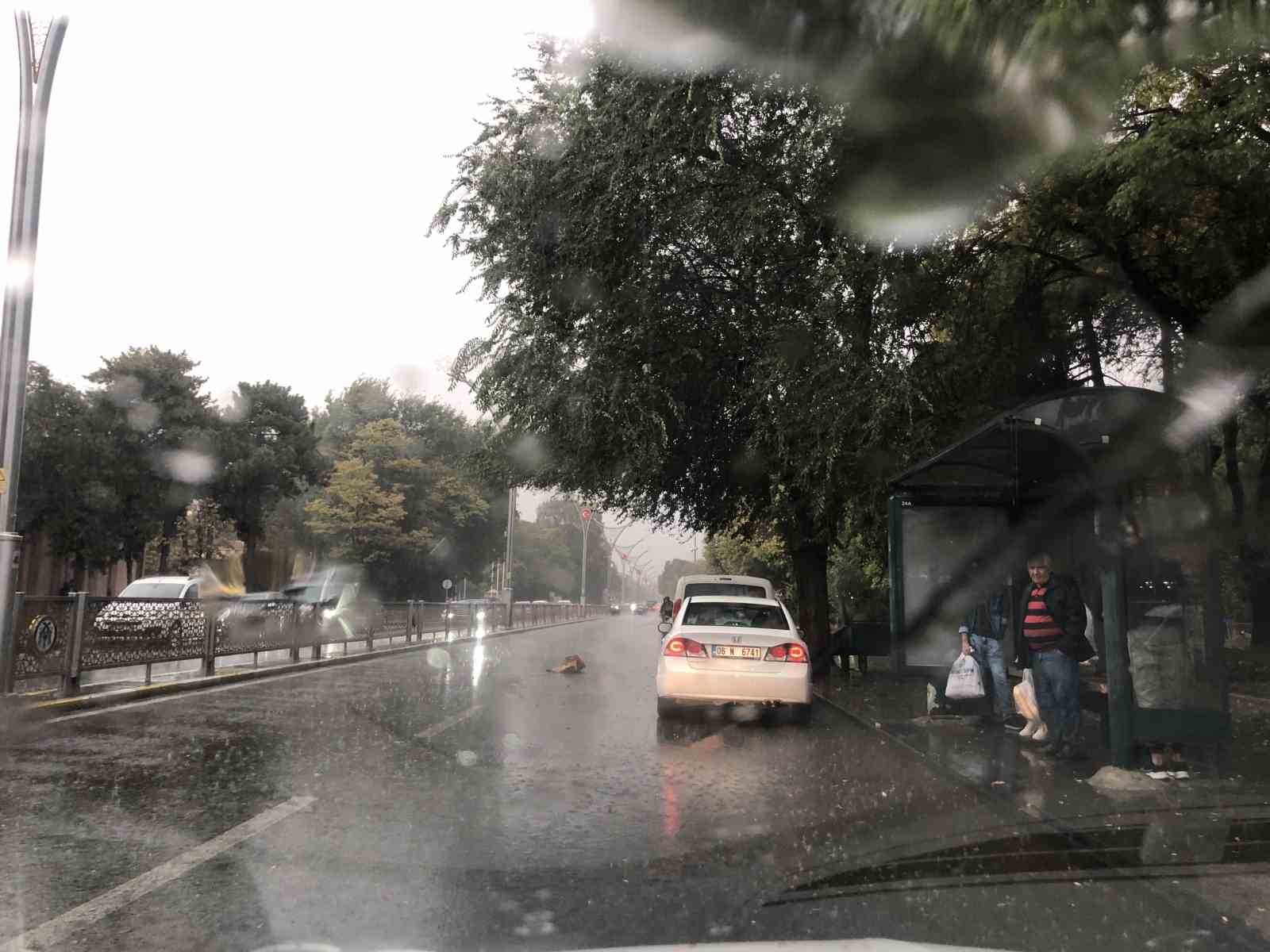 Erzincan yağmura teslim oldu, ardından oluşan gökkuşağı görenleri hayran bıraktı
