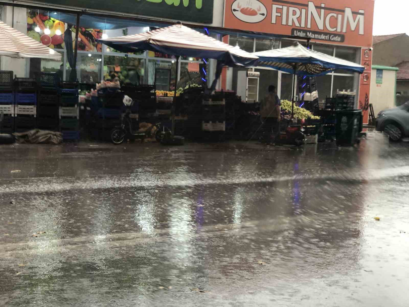 Erzincan yağmura teslim oldu, ardından oluşan gökkuşağı görenleri hayran bıraktı
