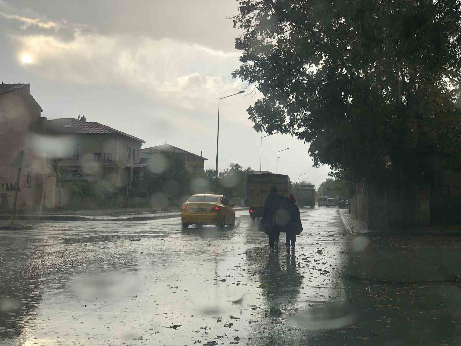 Erzincan yağmura teslim oldu, ardından oluşan gökkuşağı görenleri hayran bıraktı
