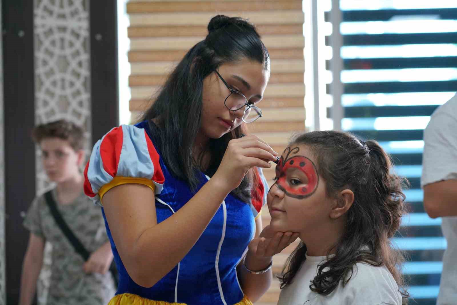 Otobüsle taşınan yüzlerce çocuk ilk kez tiyatro ve eğlenceye ortak oldu
