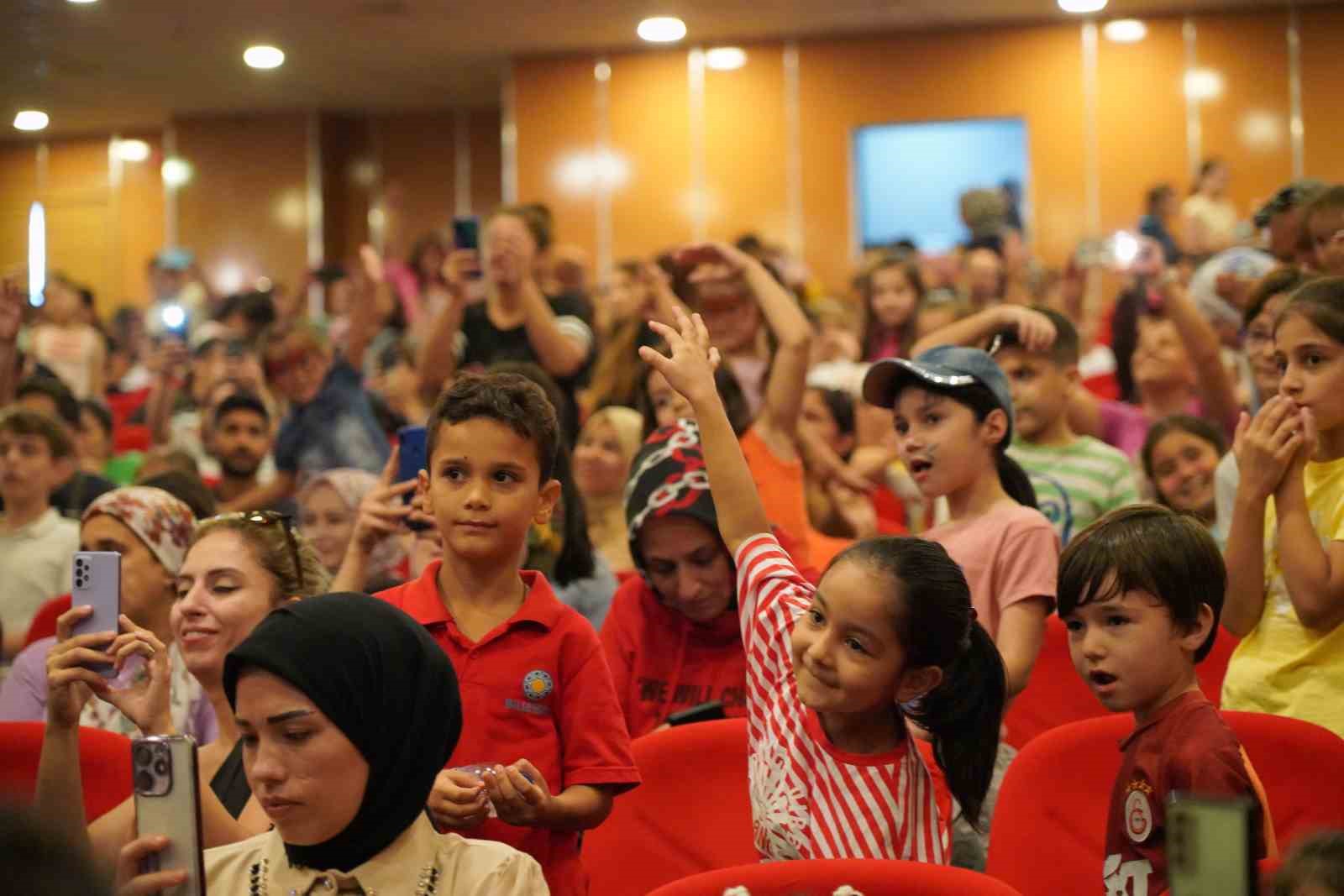 Otobüsle taşınan yüzlerce çocuk ilk kez tiyatro ve eğlenceye ortak oldu
