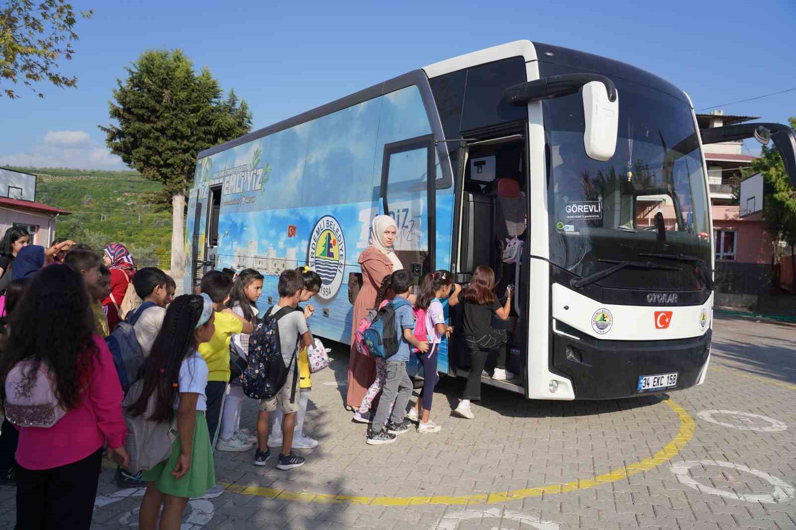 Otobüsle taşınan yüzlerce çocuk ilk kez tiyatro ve eğlenceye ortak oldu
