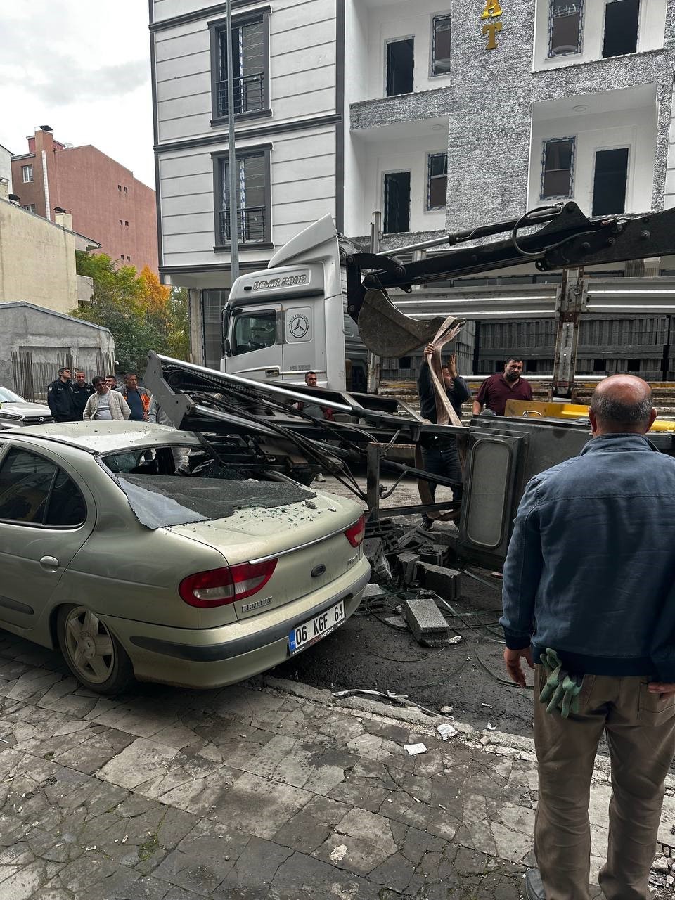 İnşaata Forklift tuğlaları taşırken otomobilin üzerine devrildi
