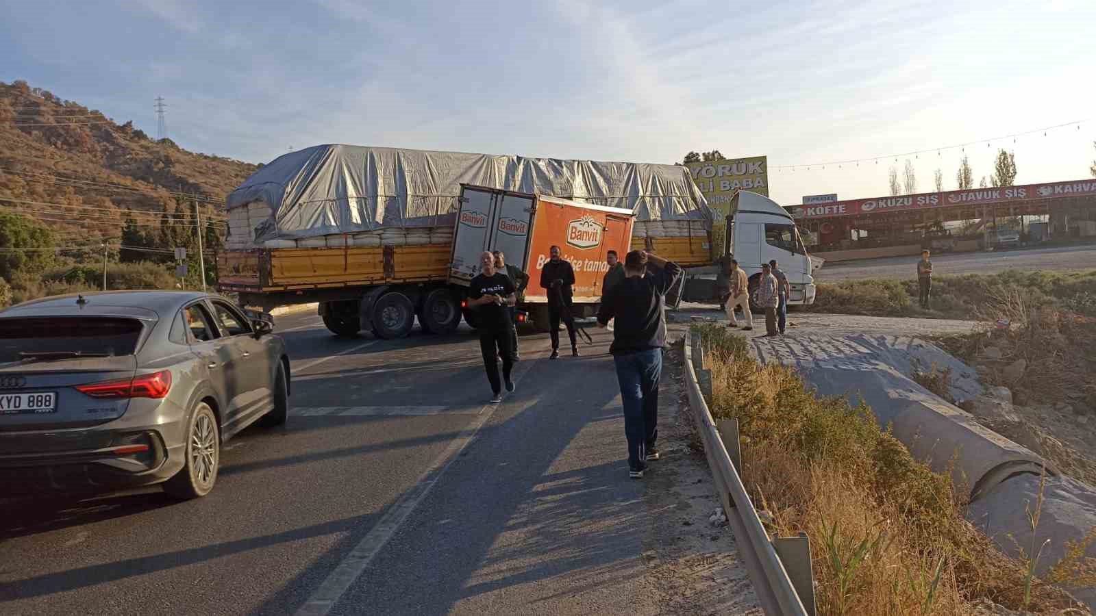 Kamyonet tıra ok gibi saplandı sürücü ağır yaralandı
