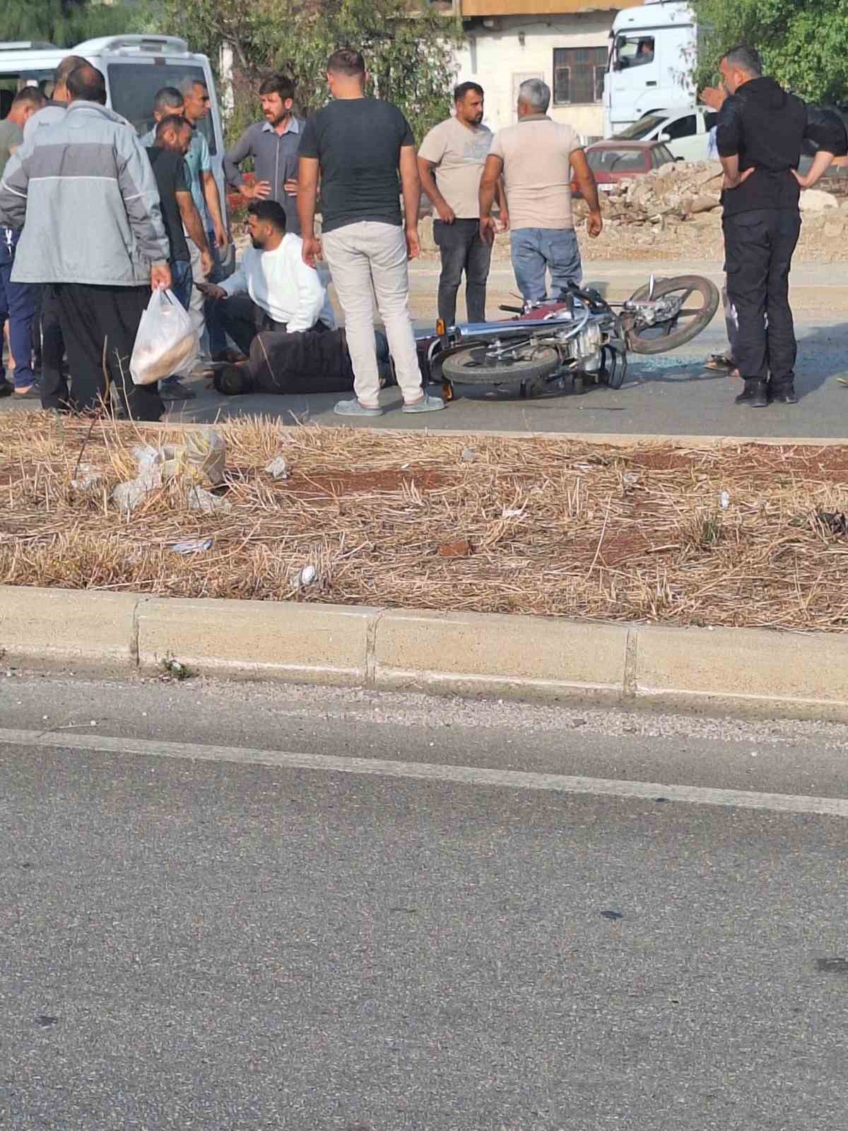 Hassa’da minibüsle çarpışan motosikletin sürücüsü yaralandı
