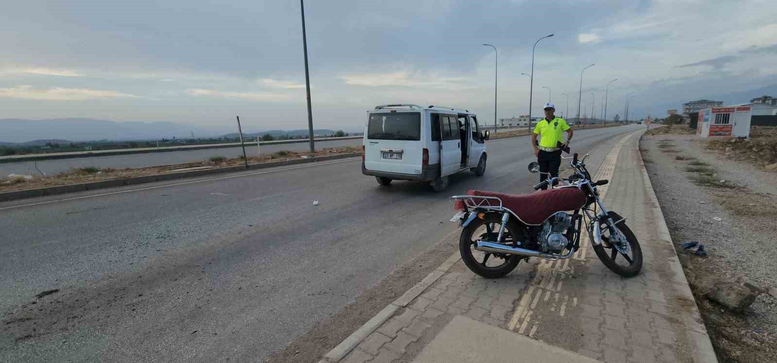 Hassa’da minibüsle çarpışan motosikletin sürücüsü yaralandı
