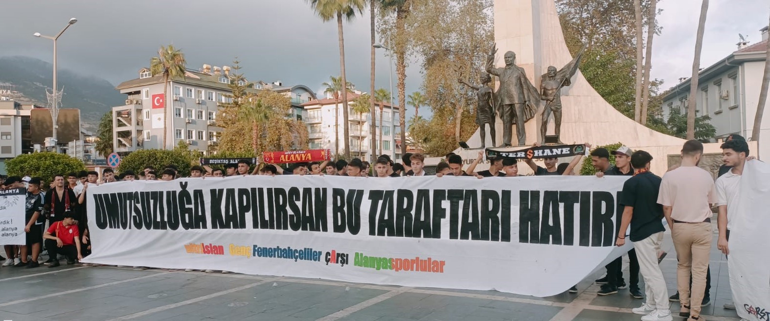 Taraftar grupları tek yürek oldu, kadına şiddete ’hayır’ dedi
