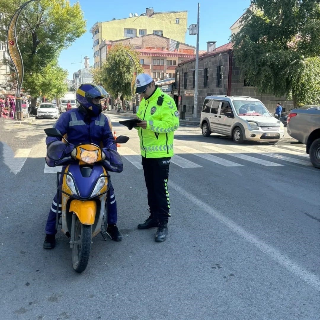 Kars’ta motosiklet kuryeler denetlendi
