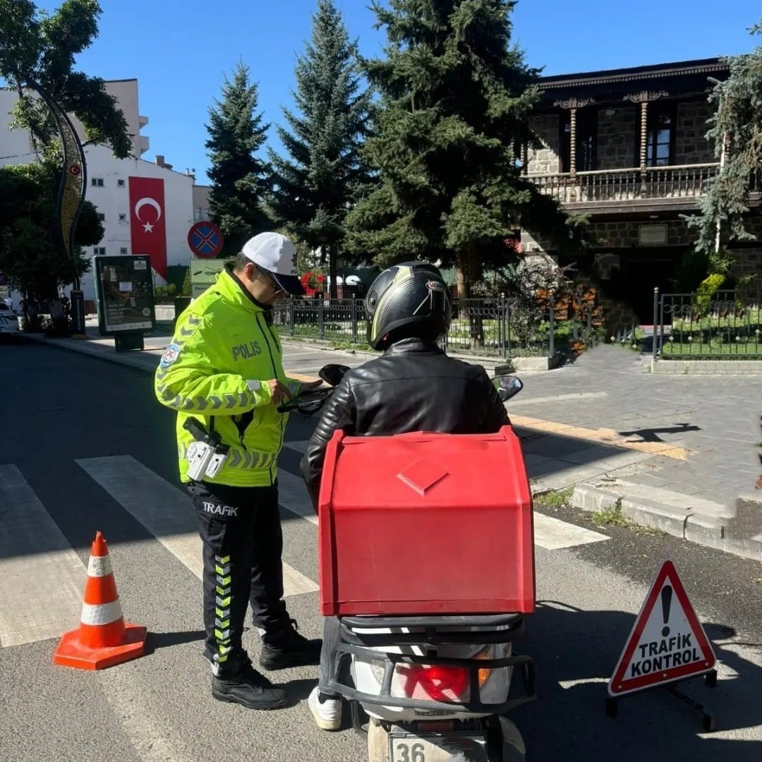 Kars’ta motosiklet kuryeler denetlendi
