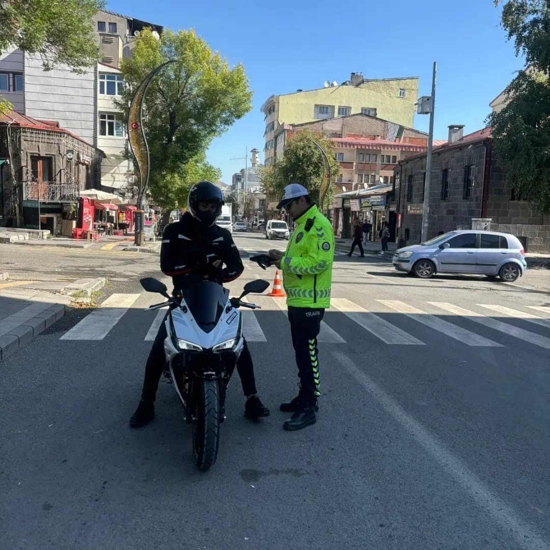 Kars’ta motosiklet kuryeler denetlendi
