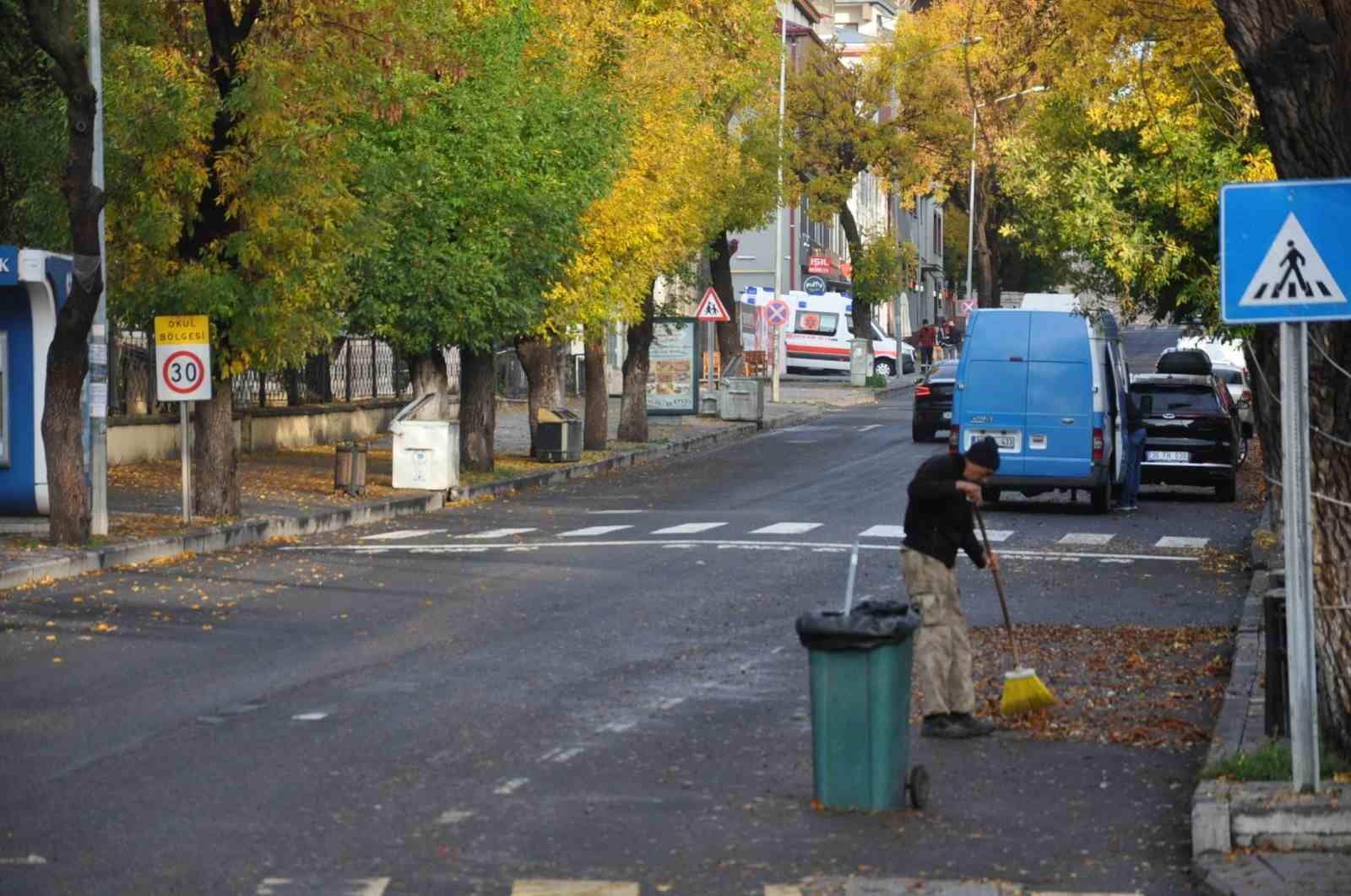 Kars’ta temizlik işçilerinin yaprak mesaisi başladı
