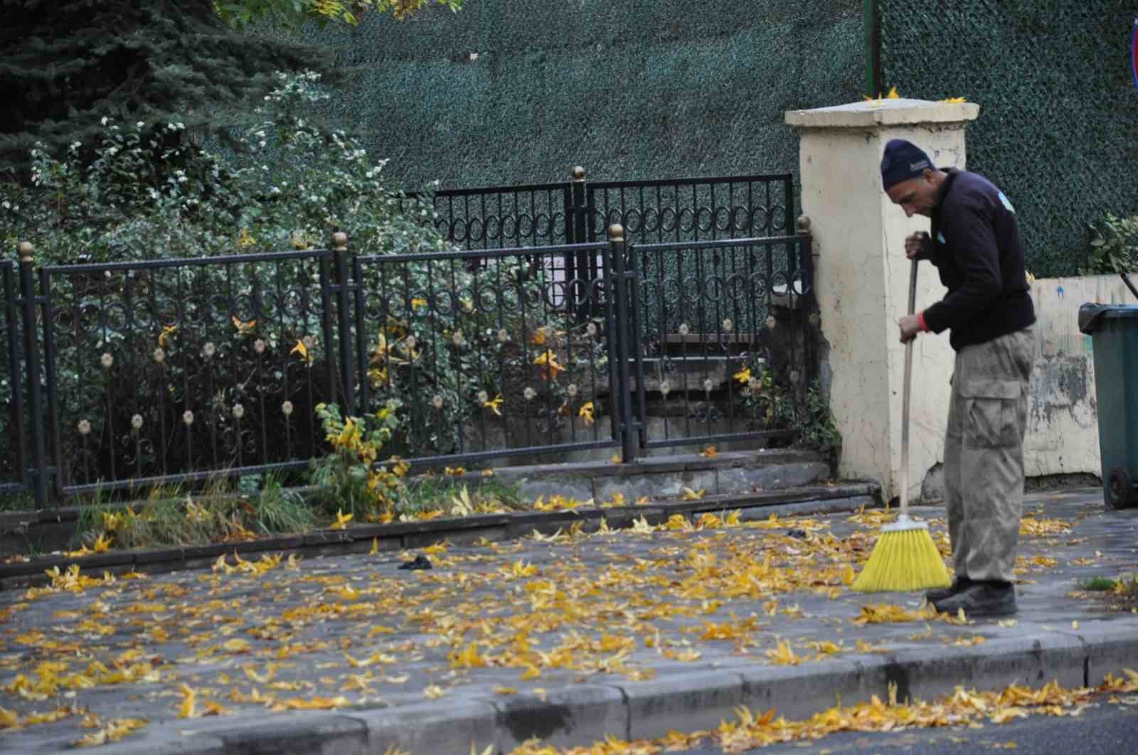 Kars’ta temizlik işçilerinin yaprak mesaisi başladı
