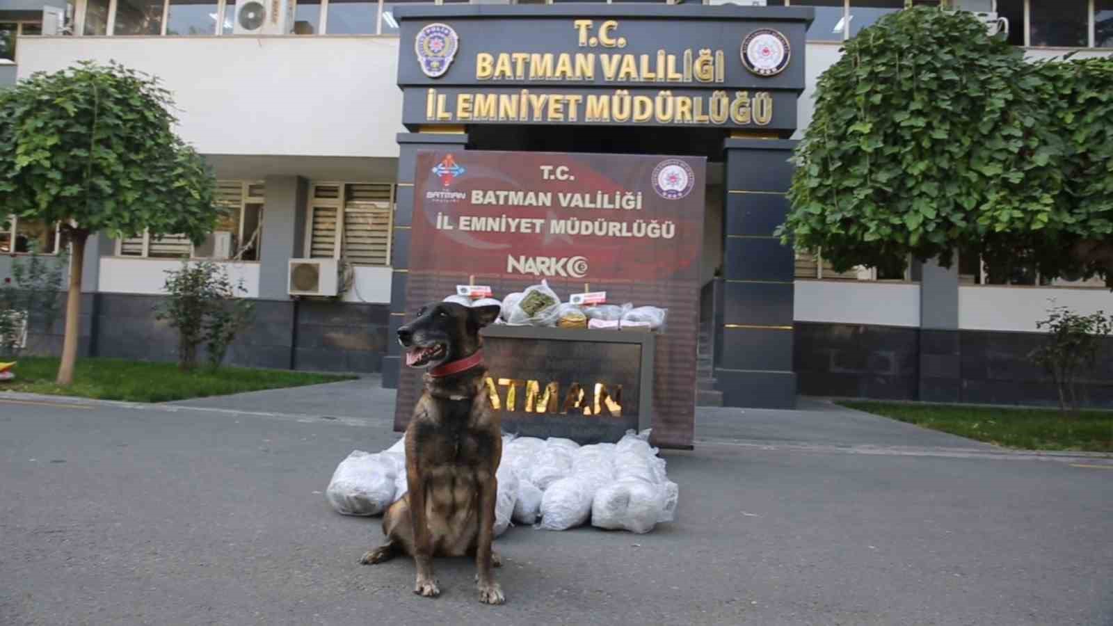 Batman’da polisten kaçan otomobilde 57 kilo esrar ve 320 bin lira para ele geçirildi
