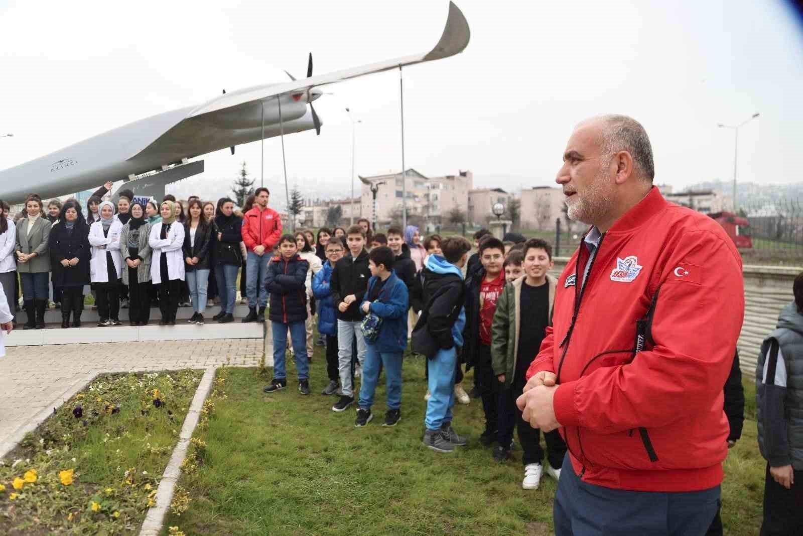 Avrupalı öğrencilerden Akıncı TİHA pozu
