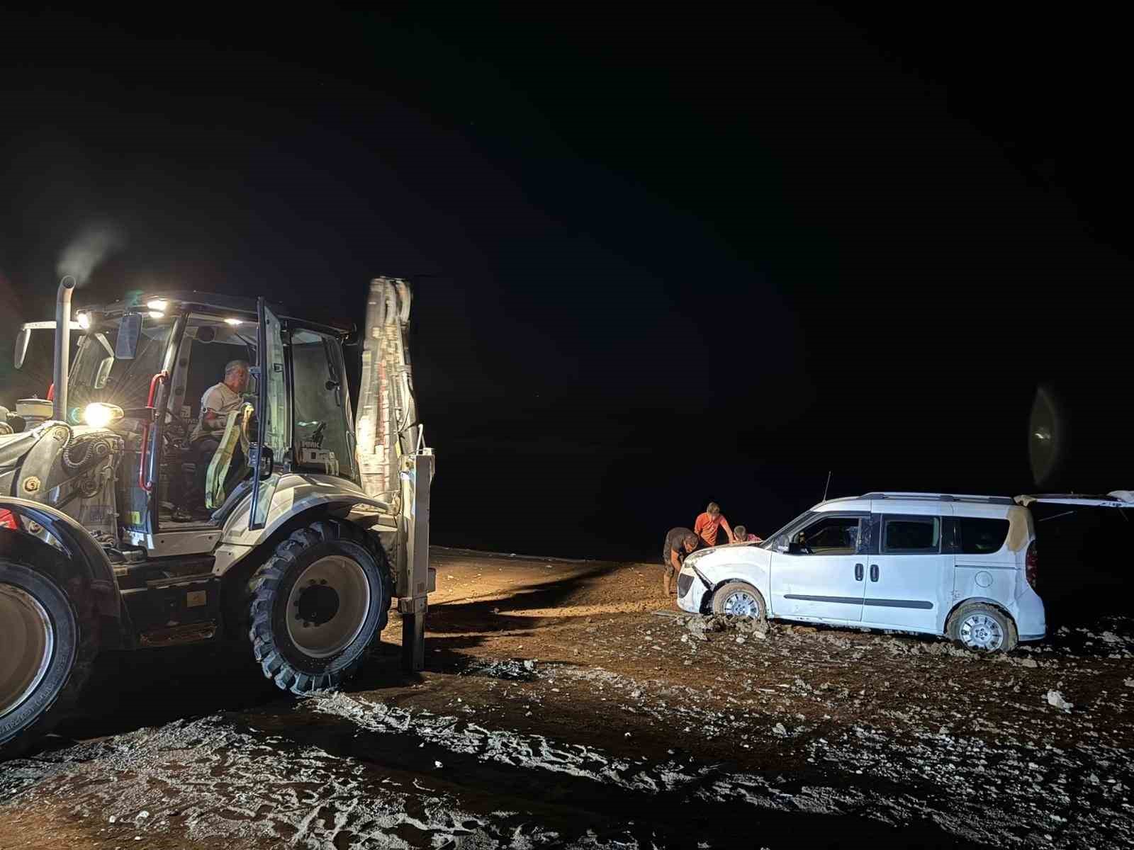 Ilısu Baraj Gölü kıyısında mahsur kalan Suriyeli aile kepçe yardımıyla kurtarıldı
