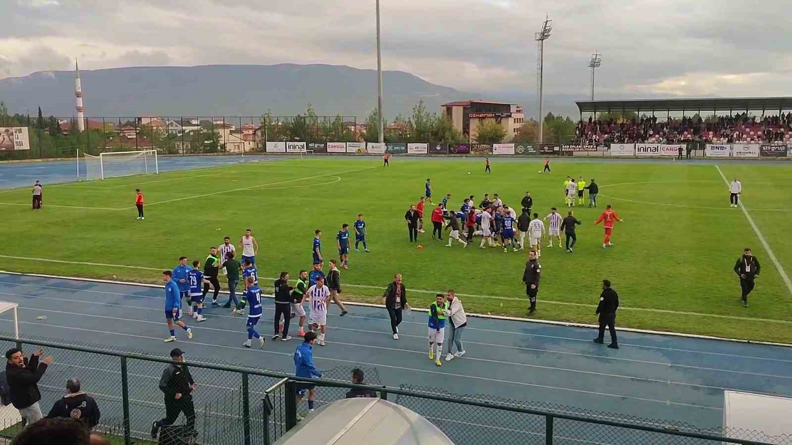 Karabük’te amatör lig maçında bitiş düdüğüyle saha karıştı
