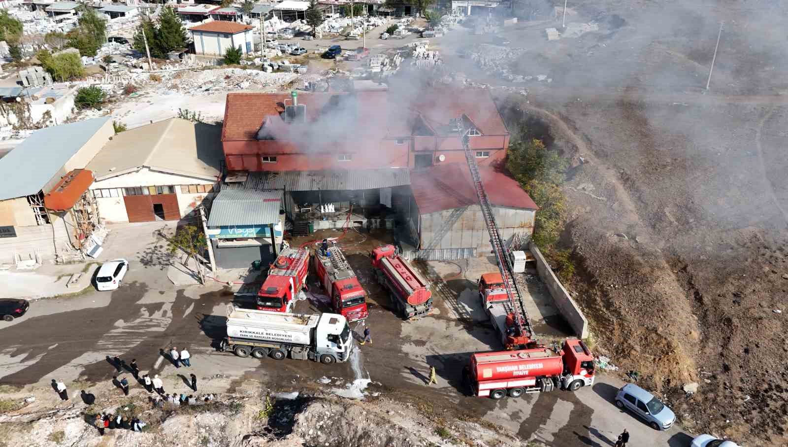 Tekstil atölyesinde kontrol altına alınan yangın yeniden alevlendi
