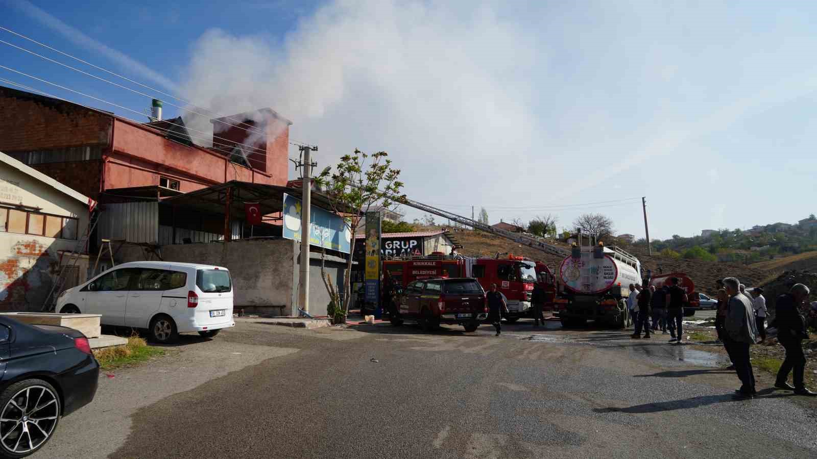 Tekstil atölyesinde kontrol altına alınan yangın yeniden alevlendi
