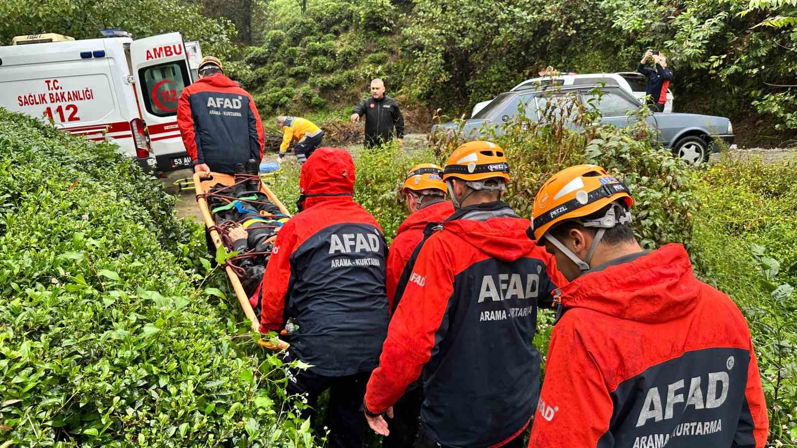 Yoldan 400 metre aşağıdaki dere yatağına yuvarlanan araçtan atlayarak yaralı kurtuldu
