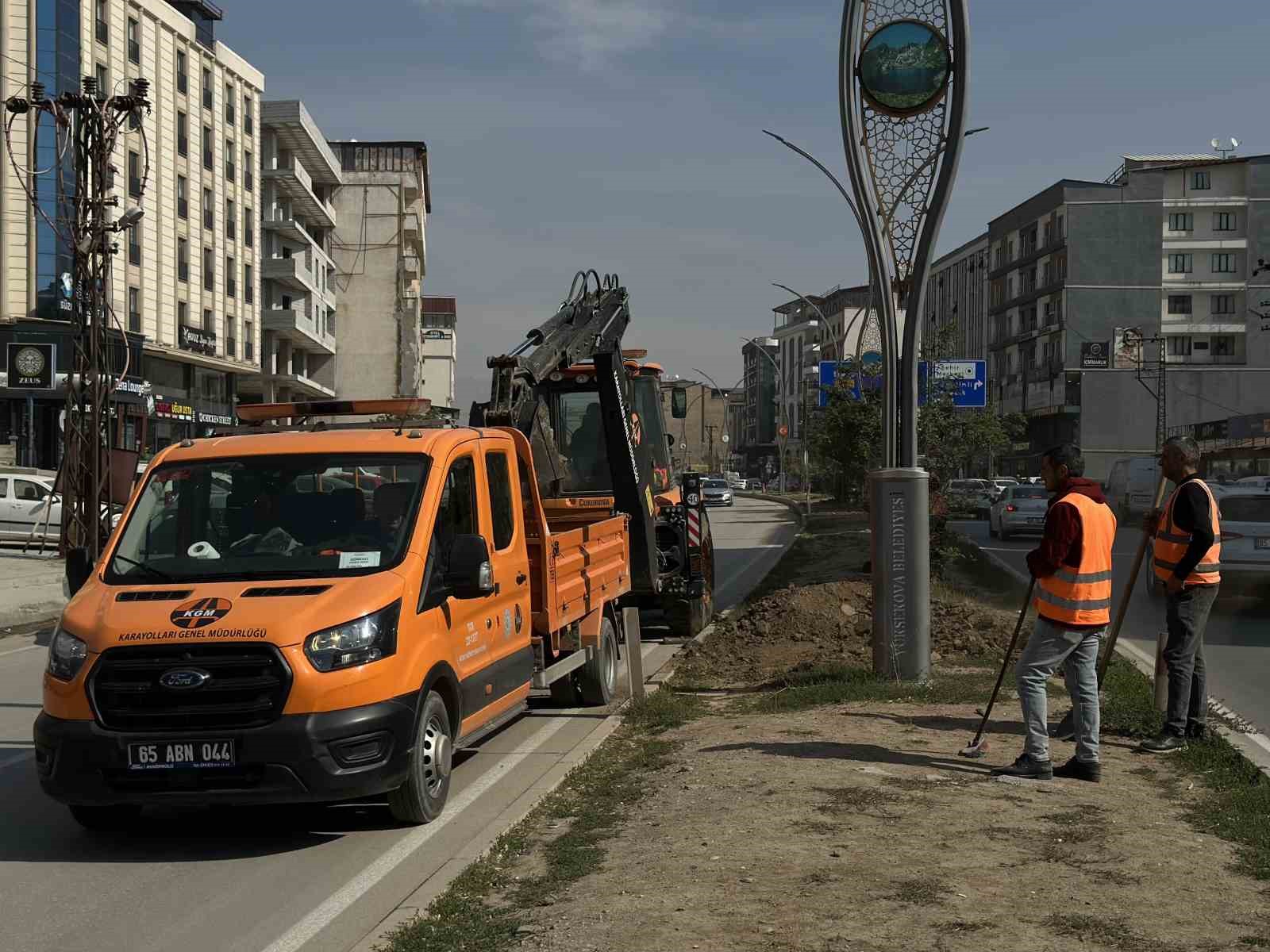 Yüksekova’da refüj yenileme çalışması
