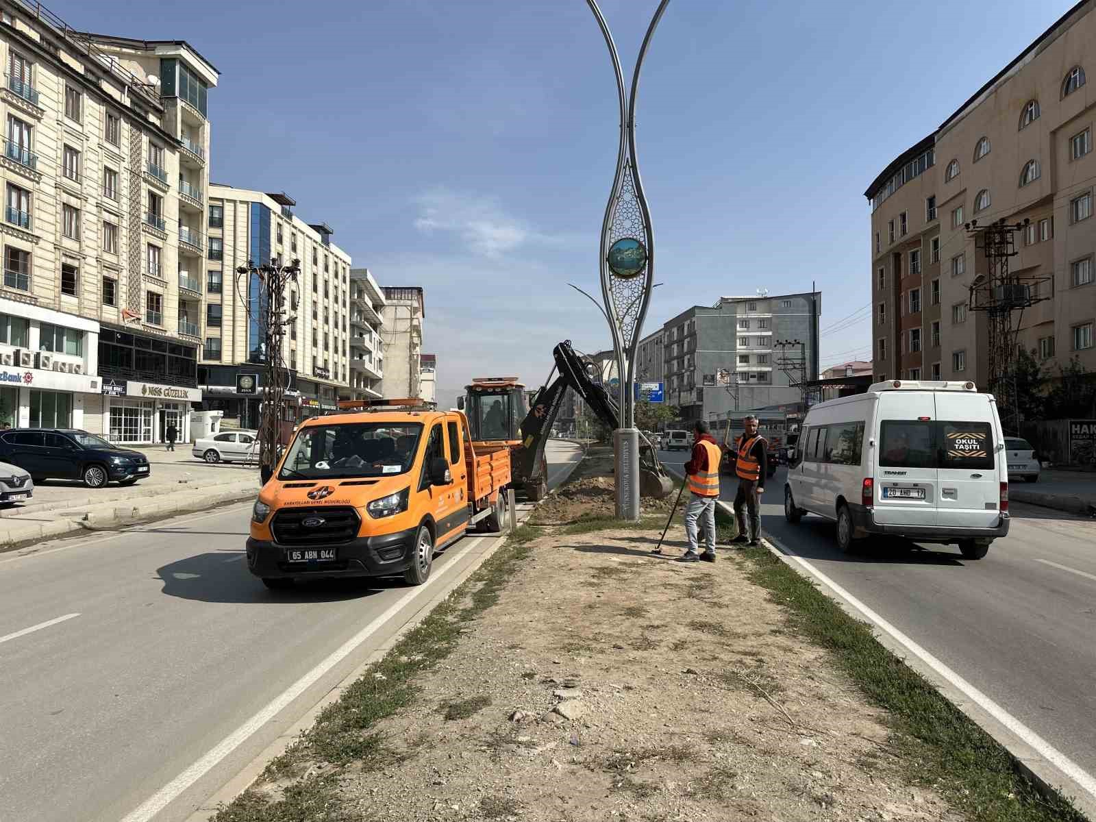 Yüksekova’da refüj yenileme çalışması
