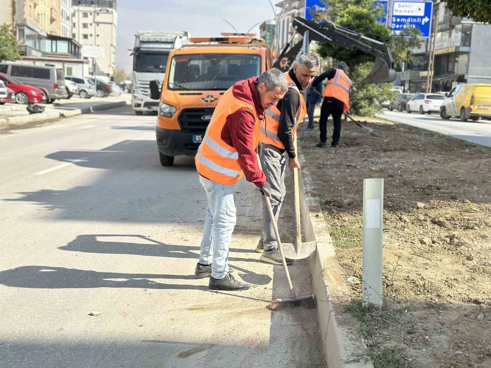 Yüksekova’da refüj yenileme çalışması
