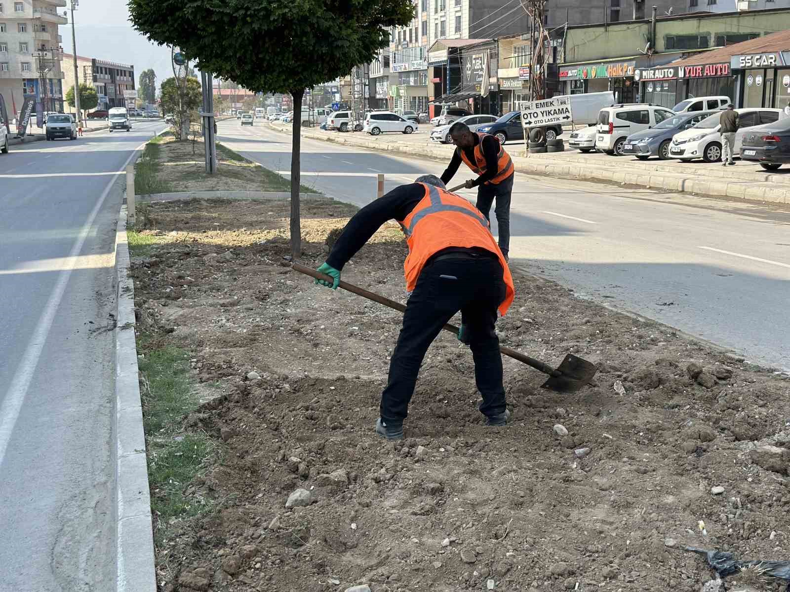 Yüksekova’da refüj yenileme çalışması
