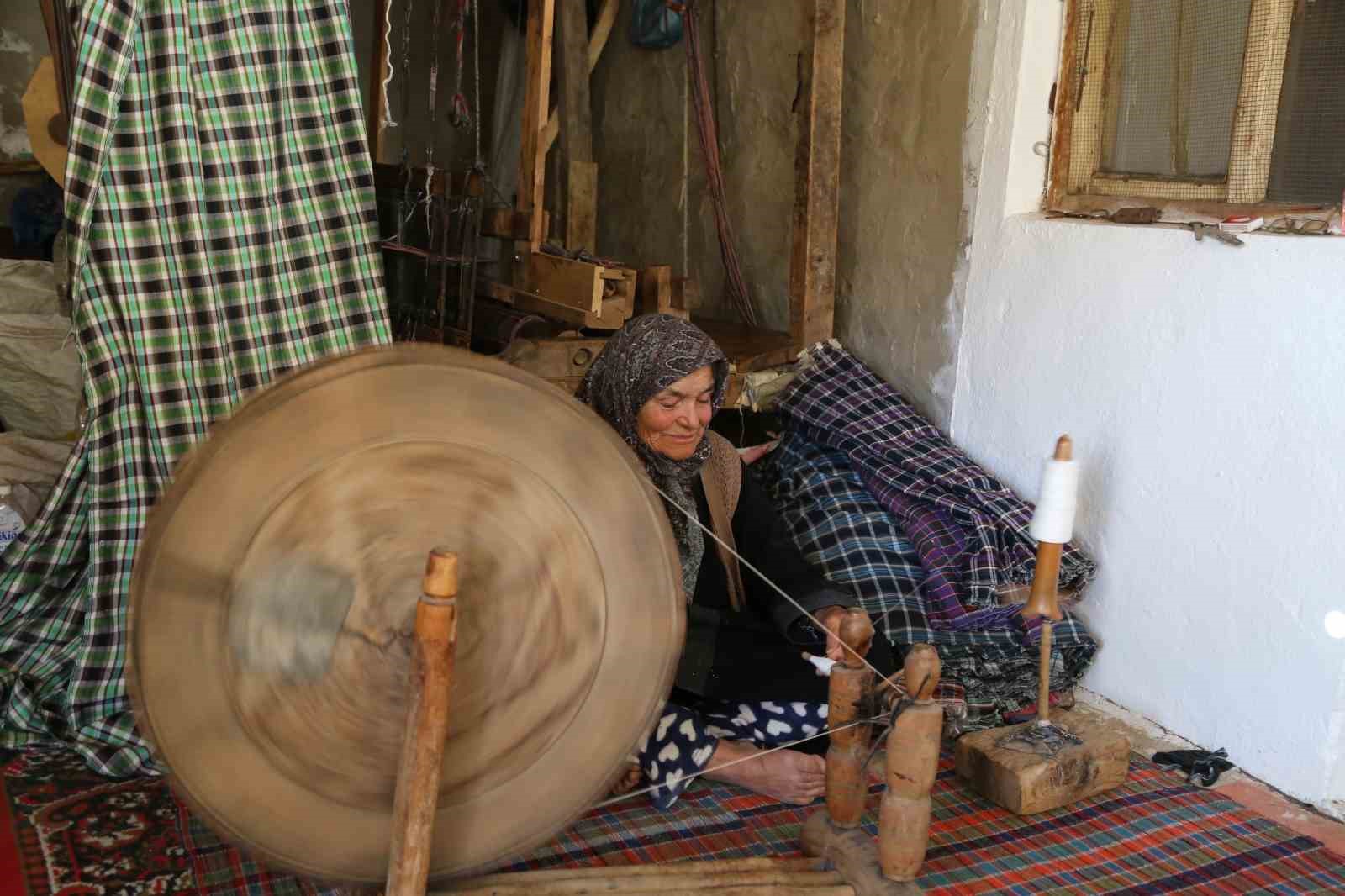 Asırlık tezgahla kumaş dokumaya devam ediyor
