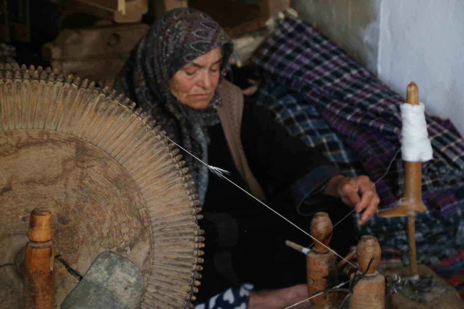 Asırlık tezgahla kumaş dokumaya devam ediyor
