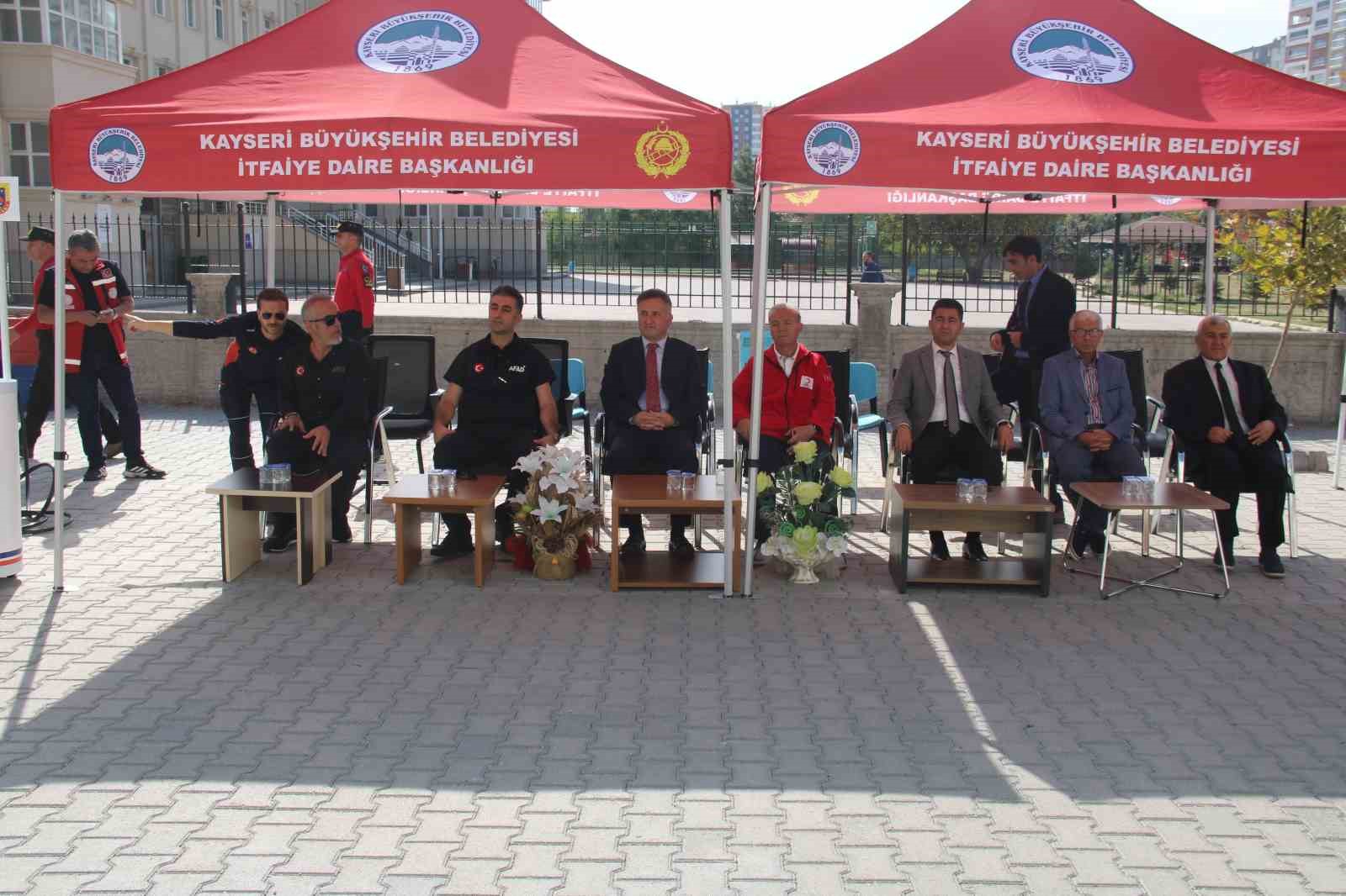 Kayseri’deki bütün okullarda deprem tatbikatı yapıldı
