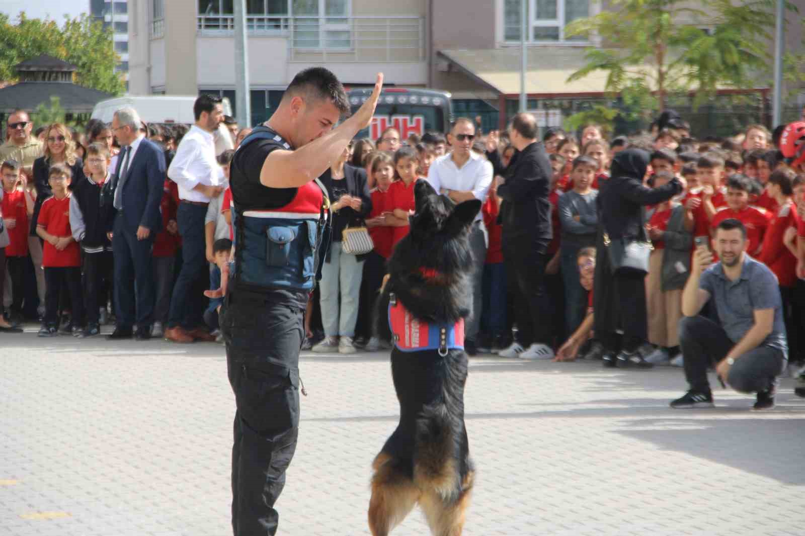 Kayseri’deki bütün okullarda deprem tatbikatı yapıldı
