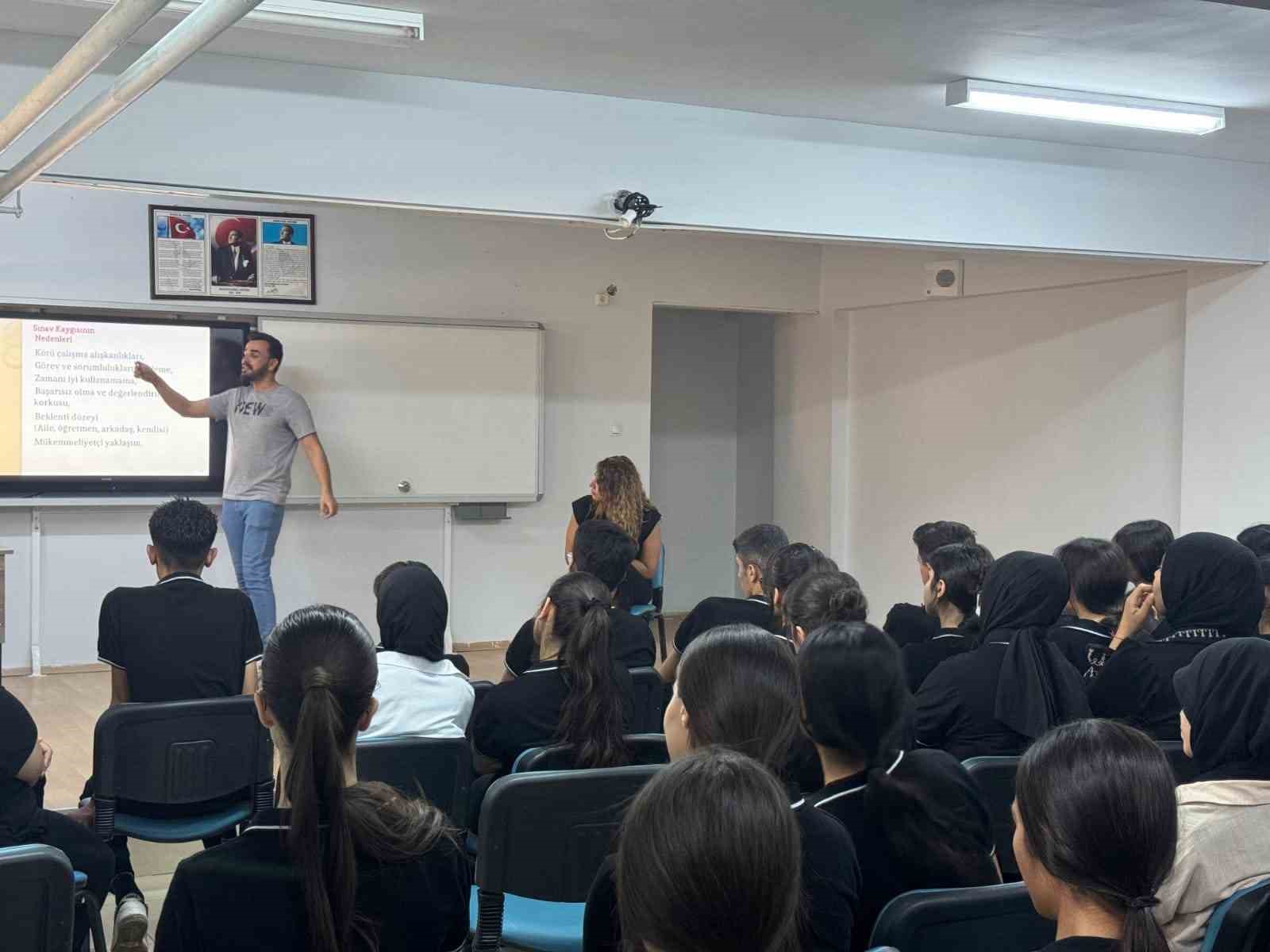 Cizre’de öğrencilere motivasyon semineri verildi
