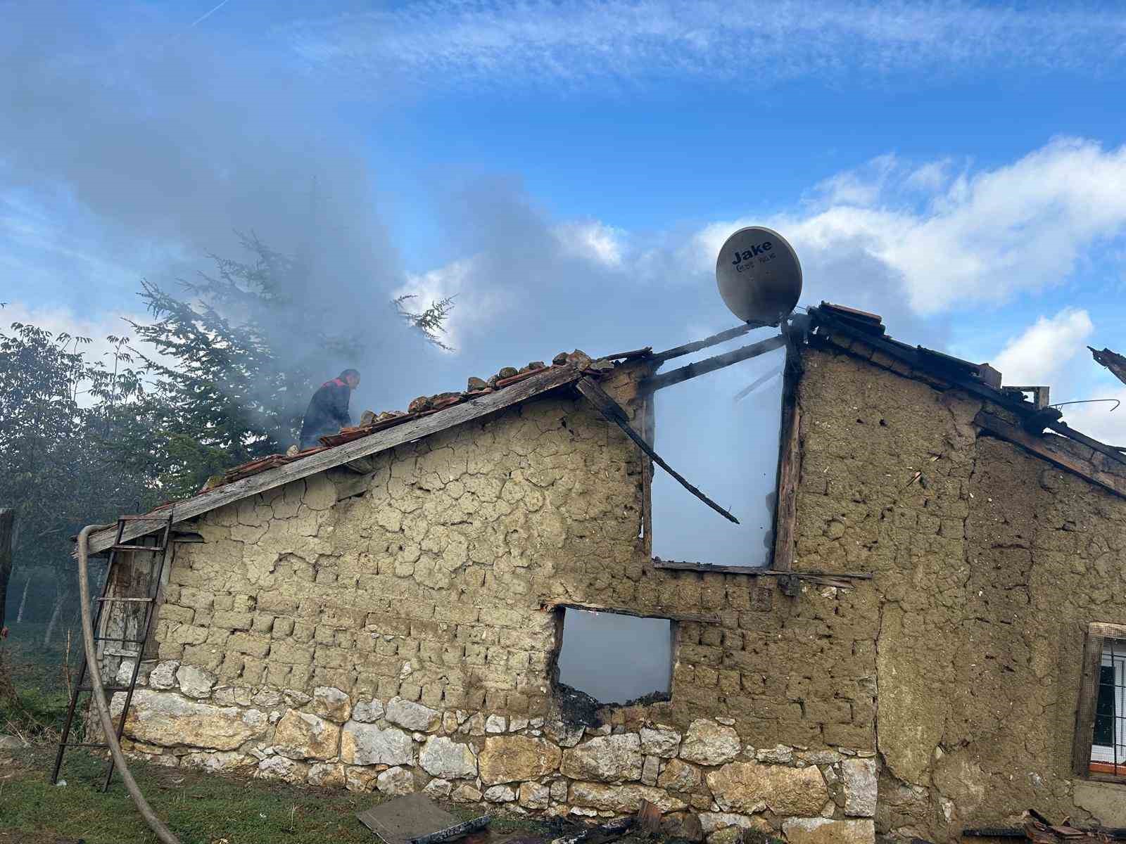 Baca temizliği yaparken samanlık ile evini yaktı
