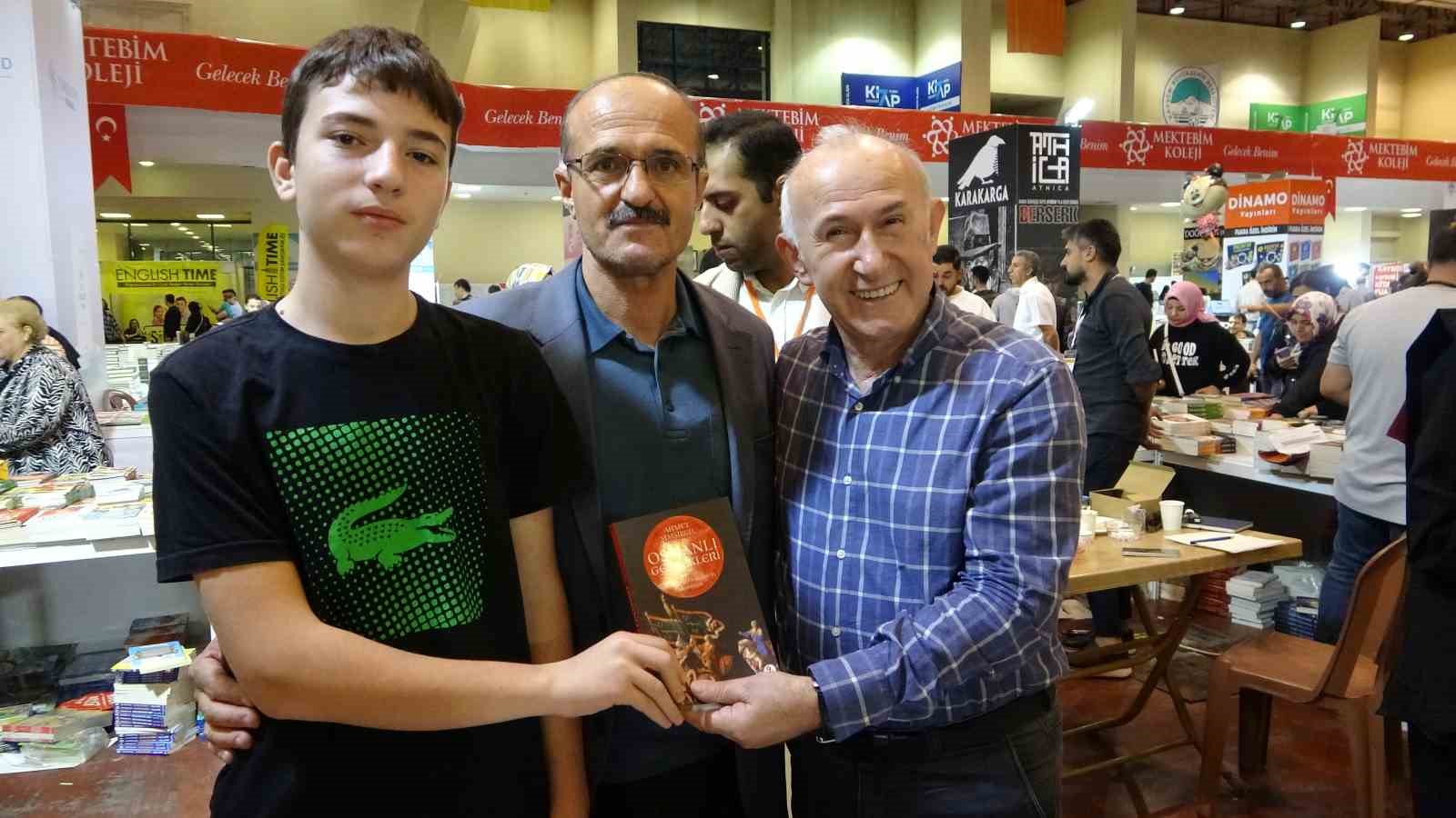 Ahmet Şimşirgil kitaplarını imzaladı
