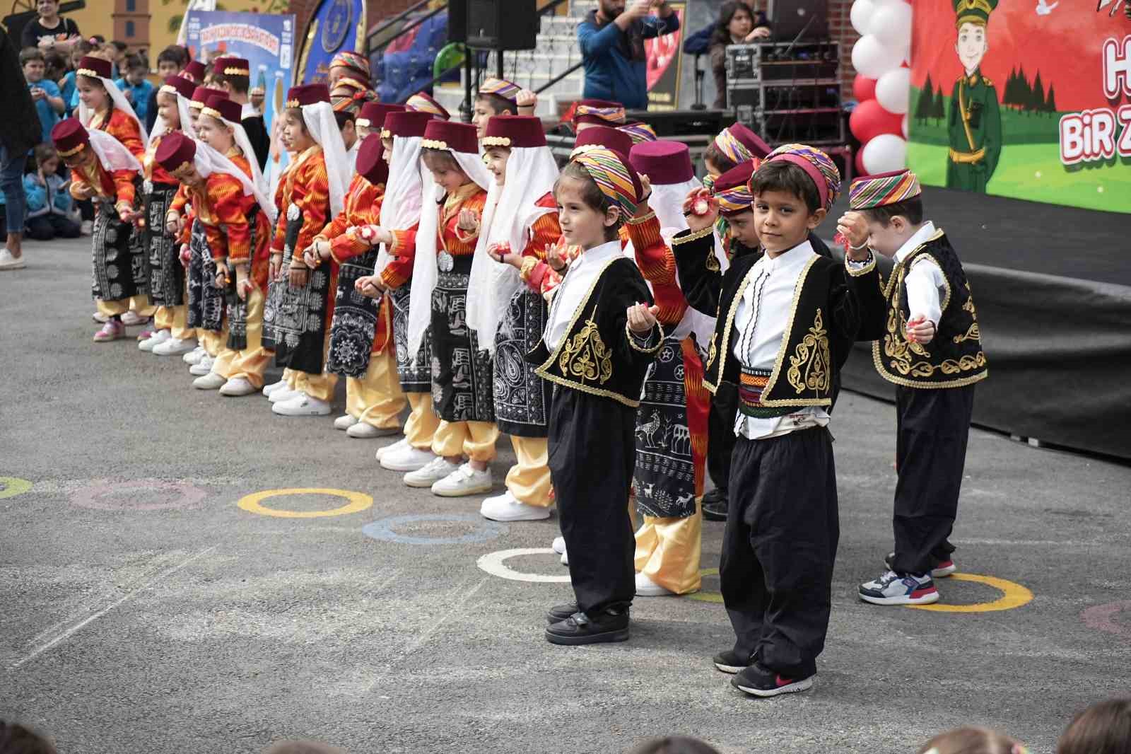 Öğrenciler kostüm giyerek tarihi kahramanları canlandırdı
